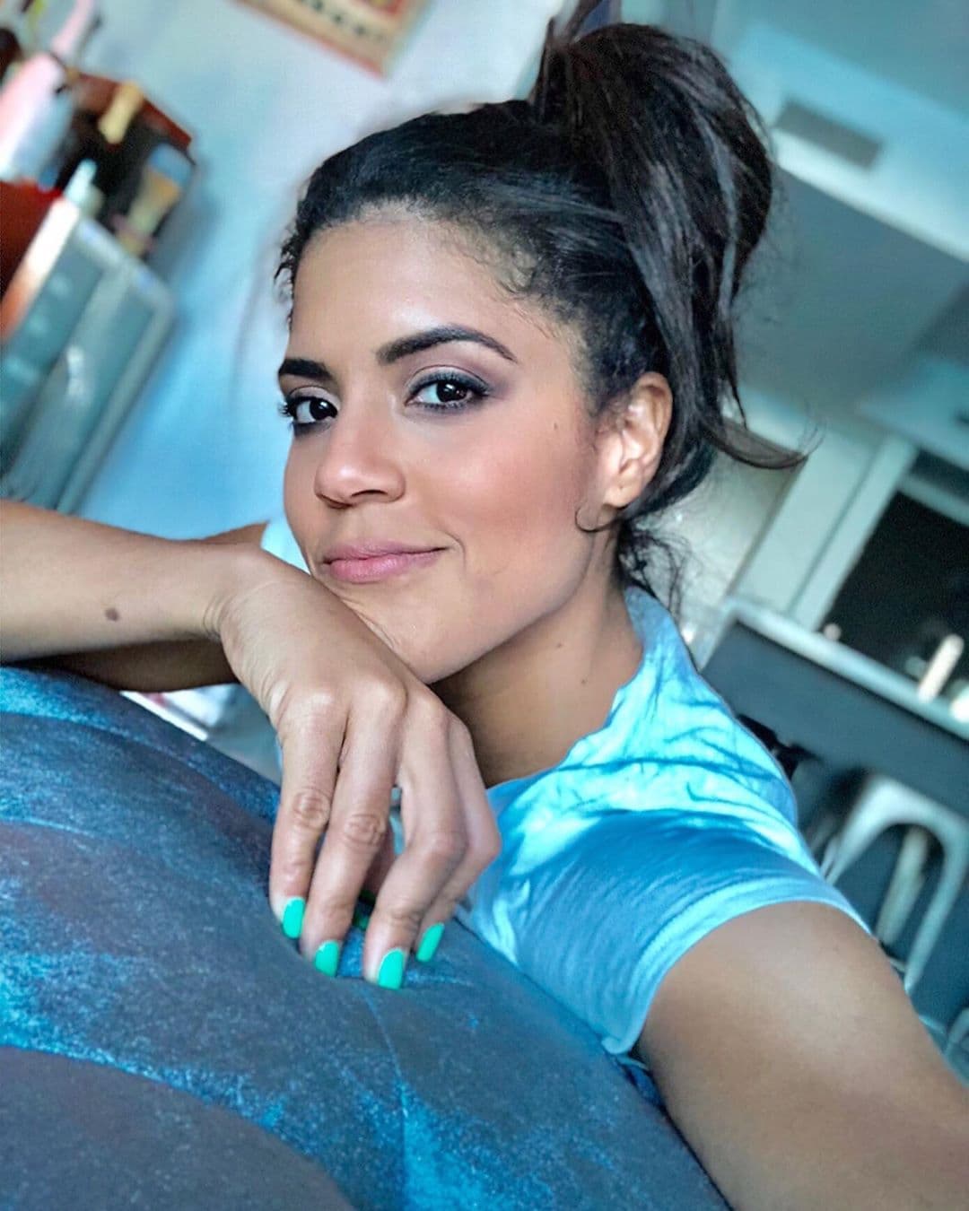 "Me considero una guerrera de la vida porque yo a mis 20 años decidí dejarlo todo en mi país por venir a un país donde yo no conocía absolutamente nada ni a nadie", contó emocionada durante su debut en Nuestra Belleza Latina 2015.