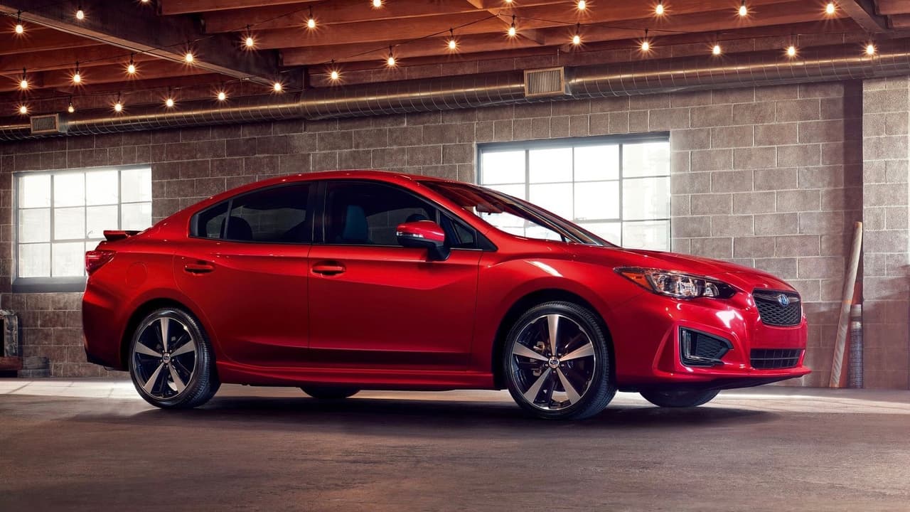 <h3 class="cms-h3-H3"><b>10. Subaru Impreza</b></h3>
<br>
<b>Precio inicial: $18,595</b>
<br>
<b>Diferencial porcentual de precio sobre modelo de un año de uso: 14.7%</b>
<br>
<b>Diferencial de precio en dólares sobre modelo de un año de uso: $2,260</b>
<br>La quinta generación de la línea de compactos de Subaru, compuesta por un sedán y un hatchback, sirve también como base a la prestigiosa y popular línea compactos de alto rendimiento WRX y a la divertida mini-SUV Crosstrek. Estos autos son conocido por su durabilidad y su buena calidad, y su reputación así lo confirma.