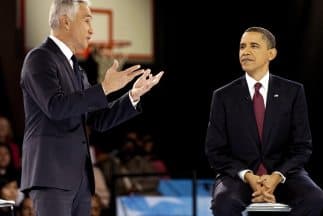 El presidente Barack Obama (R) participa en un taller de trabajo de Univisión en Bell Multicultural High School en Washington, DC, este 28 de marzo de 2011, con el periodista Jorge Ramos.