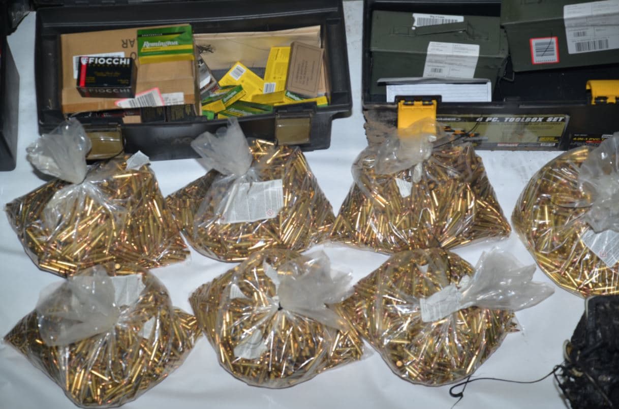 22,000 balas, 12 armas y botes de gasolina: lo que encontró la policía en la casa del atacante de San José que dejó 9 muertos