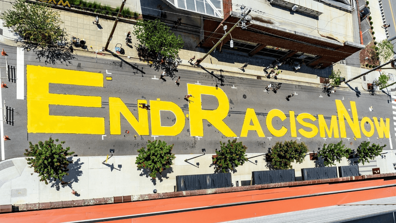 “Fin al racismo ahora”, el mensaje que cubre una popular calle en la capital de Carolina del Norte