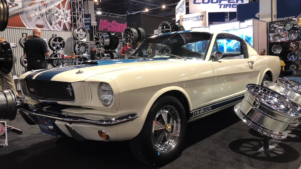 <h3 class="cms-h3-H3">Shelby Mustang GT 350 1966</h3>
<br>Solo en un show como SEMA se consigue uno esta clase de joya histórica estacionada casualmente por ahí, como si nada.