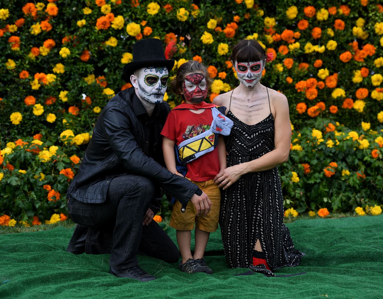 Miles de personas celebraron el Día de Muertos en Hollywood.