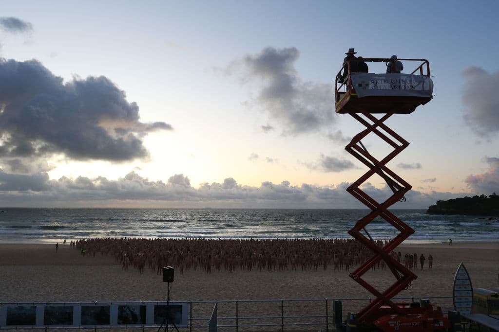 Las tomas estratégicamente enfocadas del fotógrafo estadounidense buscaron resguardar el pudor de sus sujetos. Tunick daba instrucciones con un megáfono desde una plataforma elevada.