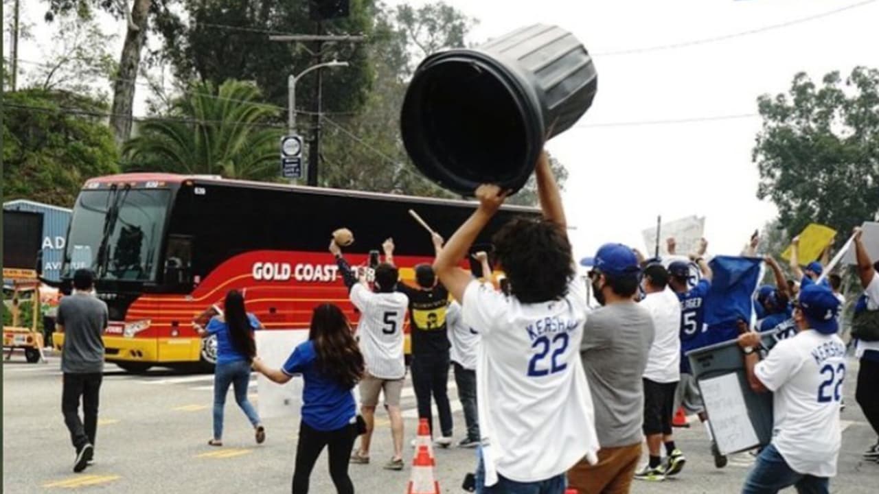 Aficionados de Dodgers no olvidan el escándalo del robo de señales