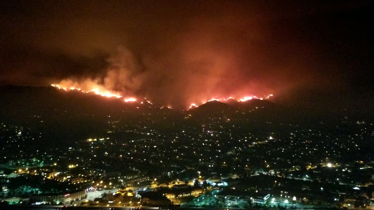 Más de 700 casas evacuadas por el incendio más grande en la historia de Los Ángeles