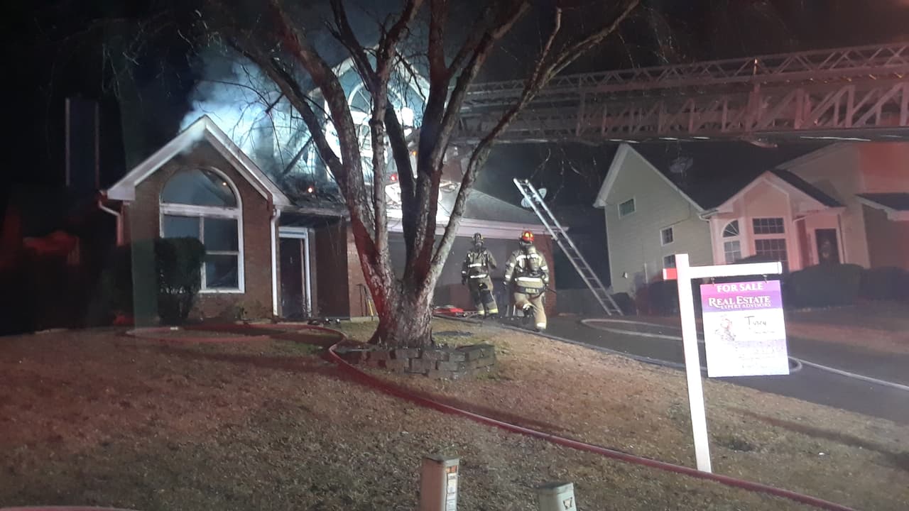 Cuando los bomberos llegaron, encontraron que las llamas ya salían por el techo de la casa de dos pisos. La vivienda estaba deshabitada y, aunque el siniestro se controló alrededor de las 2:20 am, sufrió "grandes daños".