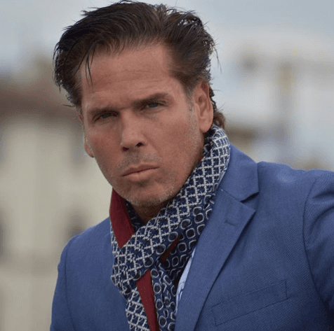 “¿Mínimo conoces a la niña?”, le cuestiona Bobby a Luis Miguel. Luego el cantante se retira de la discoteca donde se encontraban, con lo que queda marcado el momento de su distanciamiento.