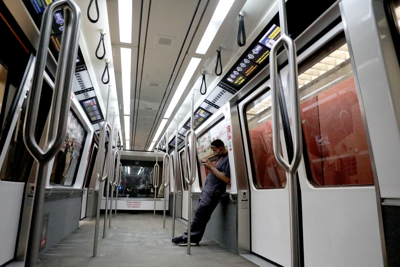 Un trabajador viaja en tranvía entre las terminales del Aeropuerto Internacional Hartsfield-Jackson de Atlanta el 20 de abril de 2020 en Atlanta, Georgia.