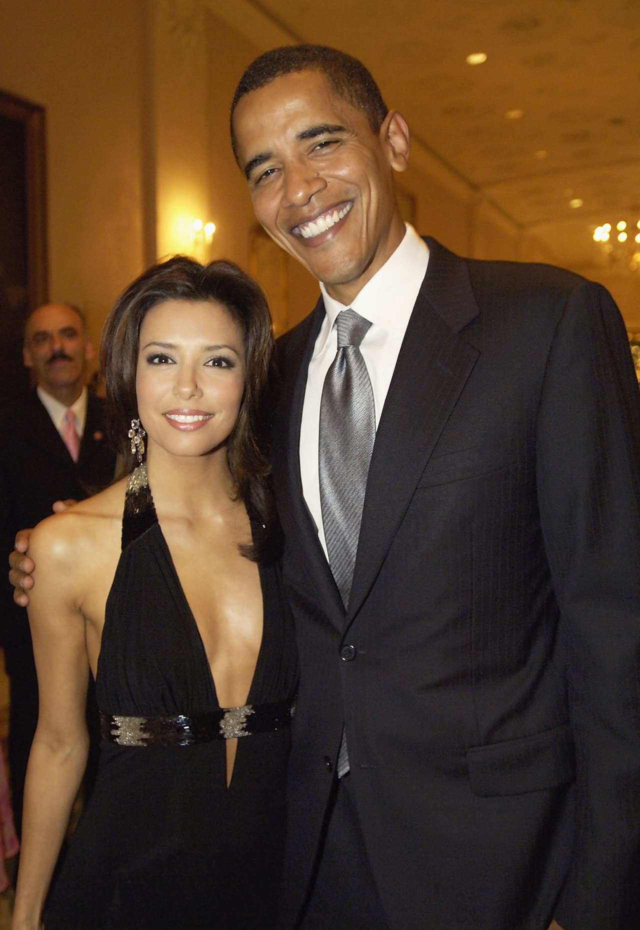 La actriz posa junto a Barack Obama en 2005, en un evento del National Hispanic Foundation