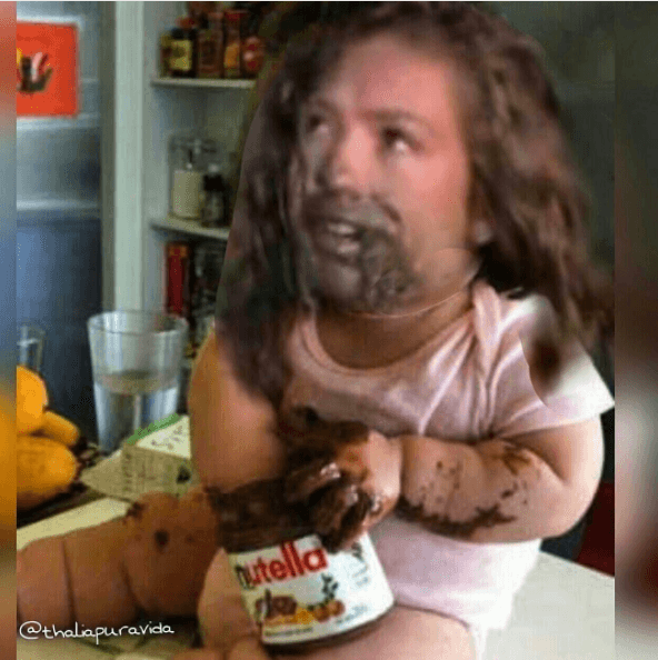 Otra emblemática telenovela que protagonizó Thalía fue "Marimar" y una de las escenas más recordadas de la bella mexicana es cuando la hicieron "comer" lodo.