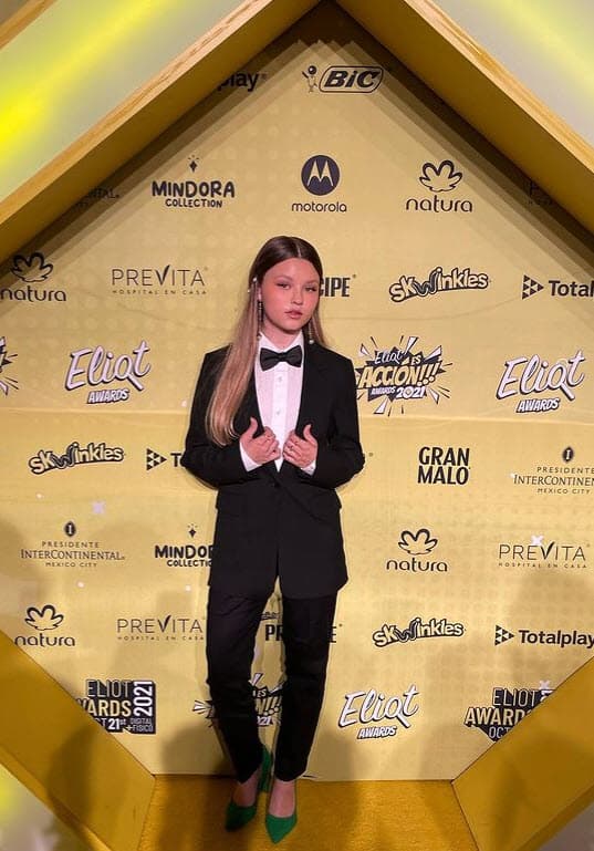 Varios famosos acudieron al lugar y una de ellas fue su excompañera 
<b><a href="https://www.univision.com/famosos/la-pequena-y-tierna-luz-de-mi-corazon-es-tuyo-ya-tiene-13-anos-y-te-sorprendera-ver-cuanto-ha-crecido-fotos">Isabella Tena</a></b>. 
<br>