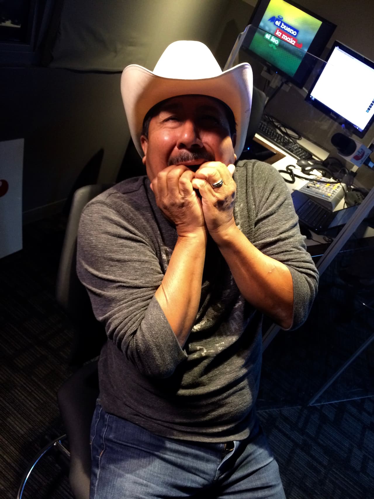 En estas fotos podemos apreciar como 
<a href="http://www.univision.com/personas-el-feo">El Feo</a> pasó un susto, al encontrarse con La Llorona este martes 13.