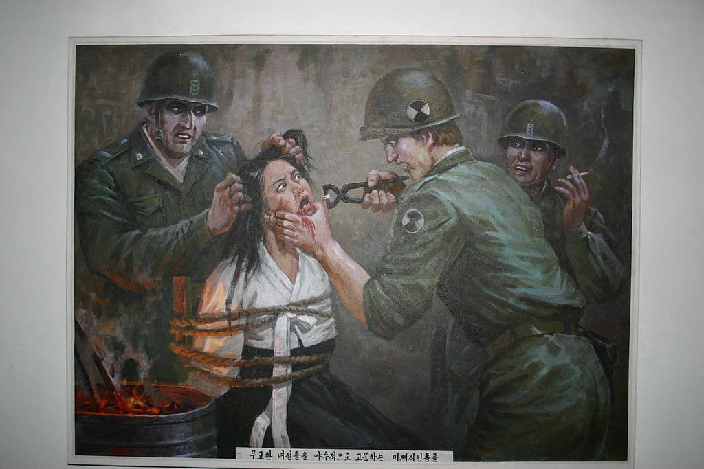 <h3 class="cms-h3-H3">7. Crearon un museo de las atrocidades cometidas por EEUU</h3>
<br>
<br>La guerra de Corea fue brutal y ningún historiador estaría dispuesto a refutar eso. Sin embargo, en Corea del Norte se ha creado un museo especial para conmemorar la supuesta masacre de 35,000 civiles en Sinchon a manos de las fuerzas armadas estadounidenses, un hecho que muchos en Occidente
<b><a href="http://sinonk.com/2013/09/17/the-sincheon-massacre-historical-fact-and-historical-revision/">estarían dispuestos a debatir.</a></b>
<br>