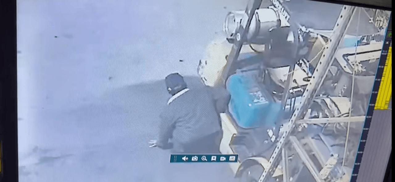 Imágenes de vigilancia captaron a tres personas que treparon la cerca exterior del Farmers Market.