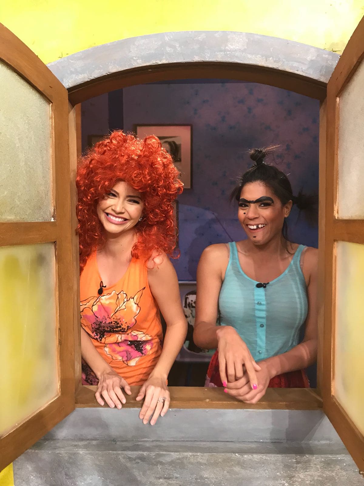 El chisme entre vecinas está a la orden del día. Muy a su manera, ellas se ayudan a resolver sus problemas.