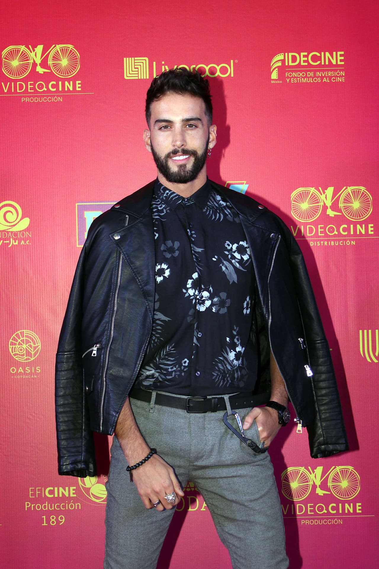 El actor y presentador
<b><a href="https://www.univision.com/famosos/roberto-carlo-actor-de-atrevete-a-sonar-empieza-el-ano-presentando-a-su-novio-fotos" target="_blank">Roberto Carlo</a></b>, quien hace unos días confirmó haberse contagiado de covid-19, le rindió un homenaje.
<br>