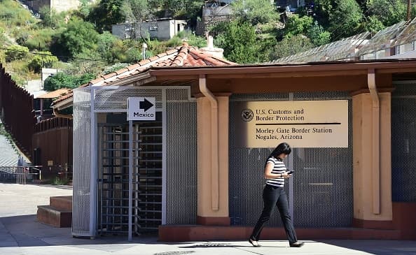 Esto es lo que deben saber quienes cruzan la frontera sobre la nueva orden de Trump de suspender la inmigración