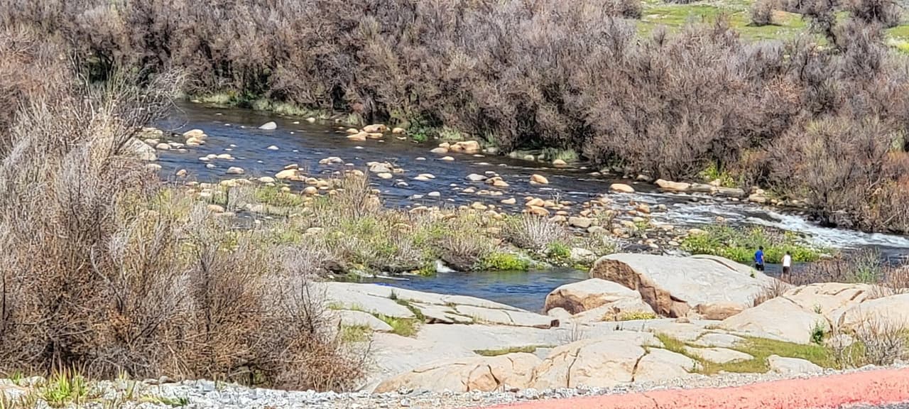 El torrente del río en la zona sur es moderada con algunas zonas con fluidos leves que invitan a un chapuzón. Sin embargo, te recomendamos tener mucha precaución especialmente con los niños que facilmente pueden ser arrastrados en cuestión de segundo por las aguas.