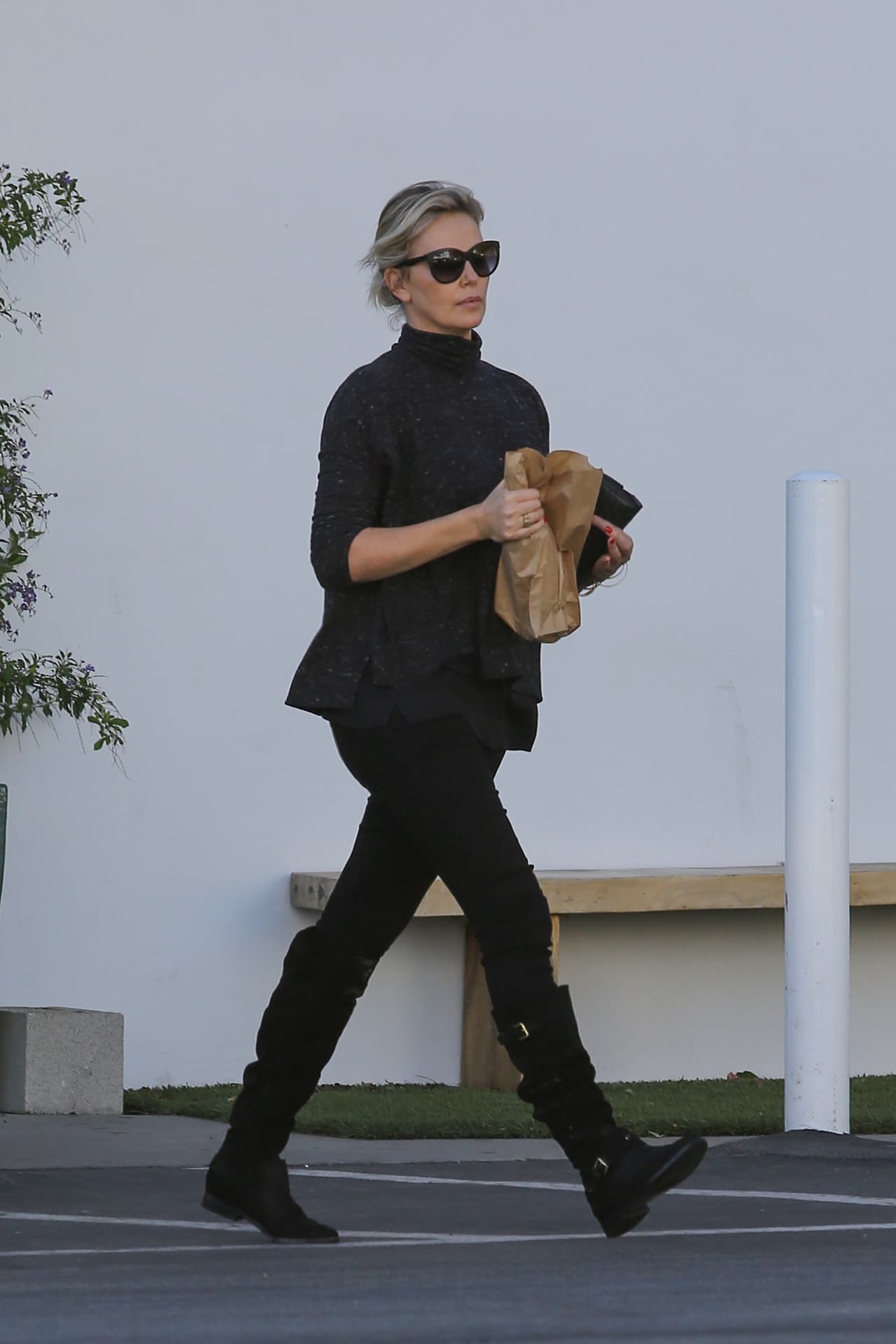 De camino a casa, Charlize paró por unas cosas a la tiendita.