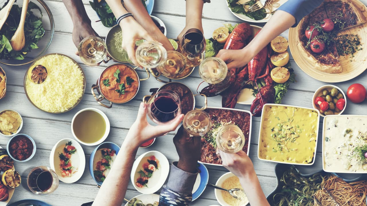 Un Capricornio comerá y ofrecerá mucha variedad de platillos. Se aseguran de comer bien y mucho. No suele faltar nada en la mesa. Pueden pecar de excesivos pero también que todo esté equilibrado, variado y si son anfitriones, que haya de todo y al final, que no se deje nada en el plato. No andan tirando comida ni suele sobrar para la comida del día siguiente.