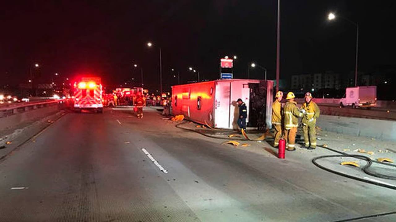 25 personas resultaron heridas cuando un autobús se volcó en una autopista  Los Ángeles