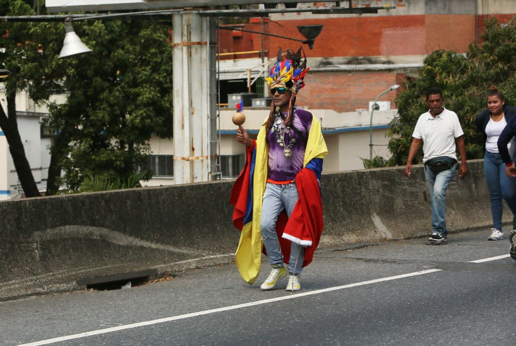 Los venezolanos en las calles exigen la renuncia de Nicolás Maduro. Foto por Edilzon Gamez/Getty Images