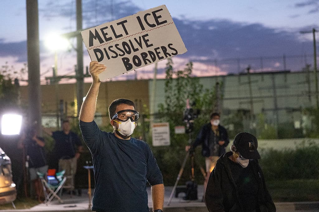 "Derrite el hielo, disuelve fronteras", se lee en el cartel de un hombre que participó en la protesta, la cual sucedió en un centro de inmigración en Broadview, tras la integración de La Operación Midway Blitz en Chicago.