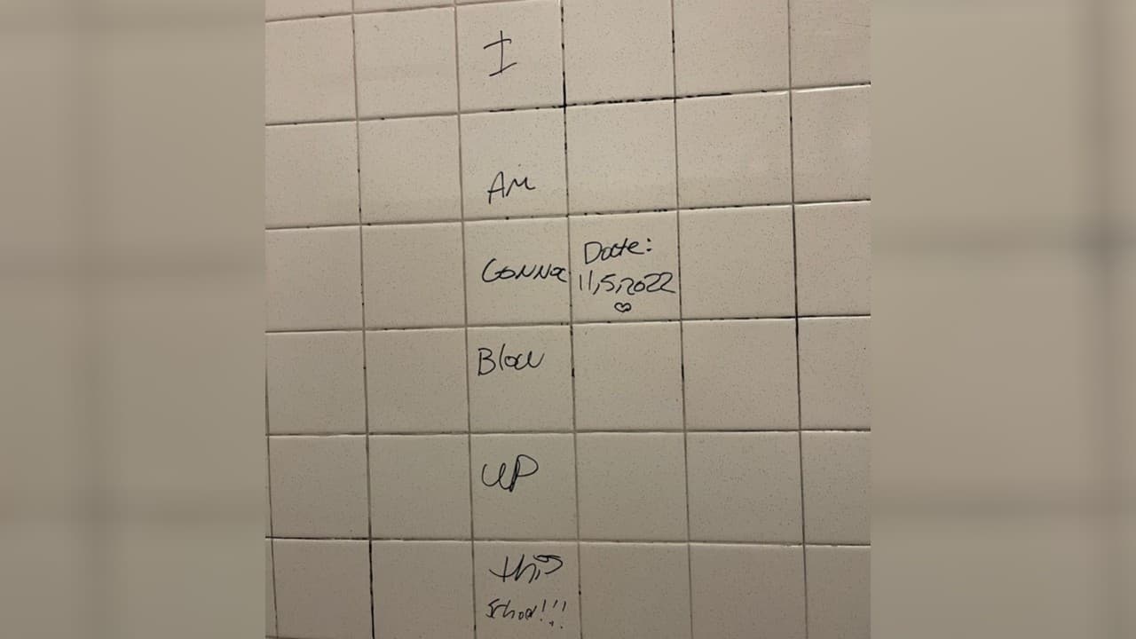 Arrestan a adolescente que escribió que iba "a volar la escuela" en el baño de un plantel en Florida