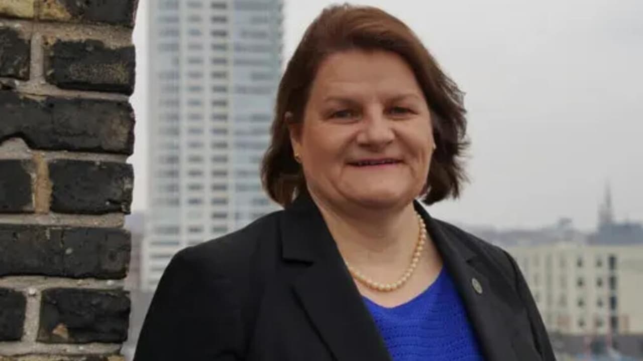 Inicia juicio contra jueza acusada de ayudar a un inmigrante a escapar: resumen de las noticias del día