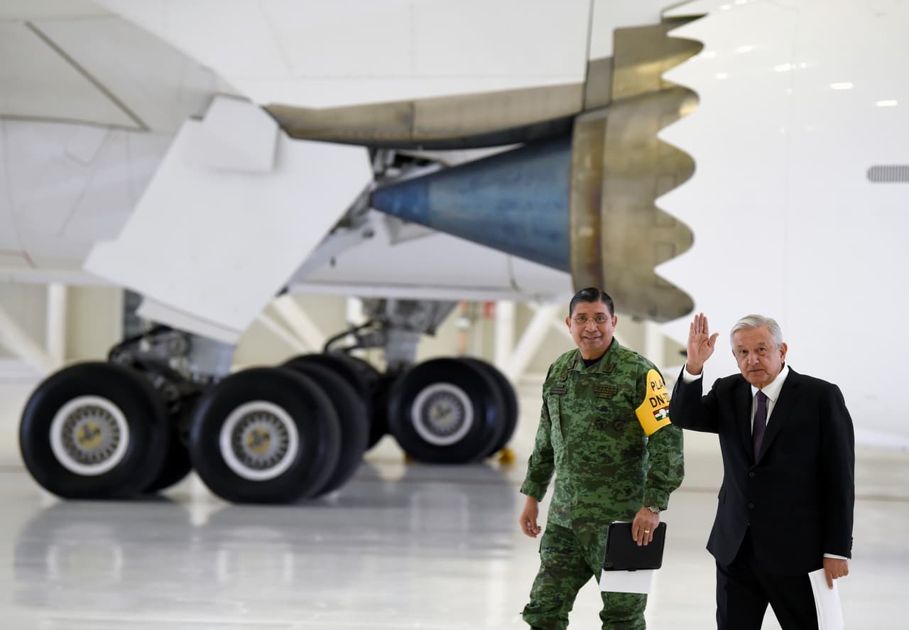 Aunque fue adquirida por el presidente Felipe Calderón (2006-2012) por un precio que levantó escándalo (218,7 millones de dólares), la aeronave llegó a México en 2016 y fue utilizada para las giras nacionales e internacionales de Peña Nieto (2012-2018).
<br> 
<br>