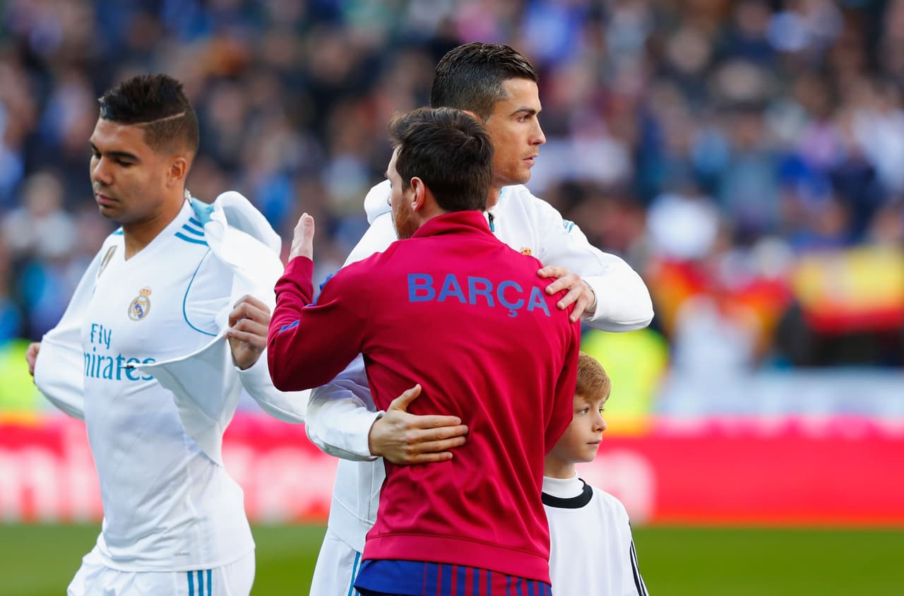 Así como el abrazo entre los dos mejores del mundo: Cristiano Ronaldo y Lionel Messi.