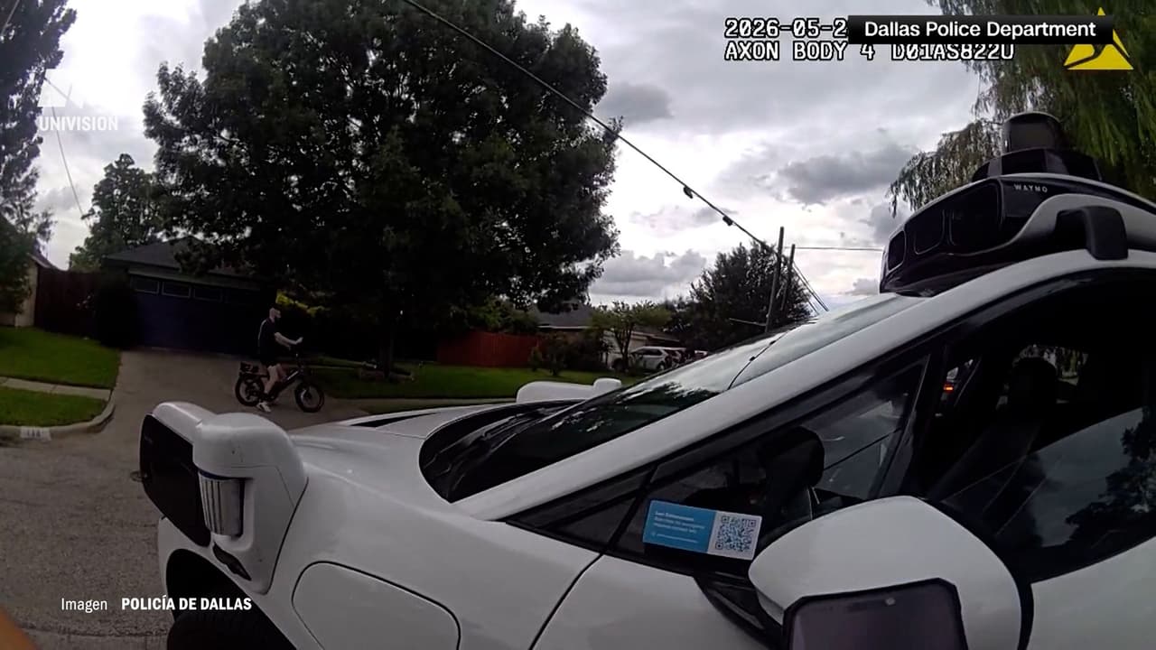 Policía mueve vehículo autónomo de Waymo atravesado durante emergencia en Oak Cliff
