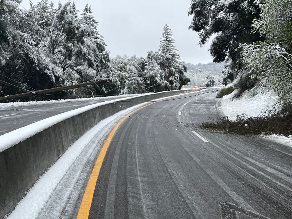 La Patrulla de Caminos de California informó que un tramo de la carretera 17 en las montañas de Santa Cruz estuvo cerrado por varias horas debido a que la cantidad de nieve que cayó la volvió intransitable y además se reportó la caída de árboles.