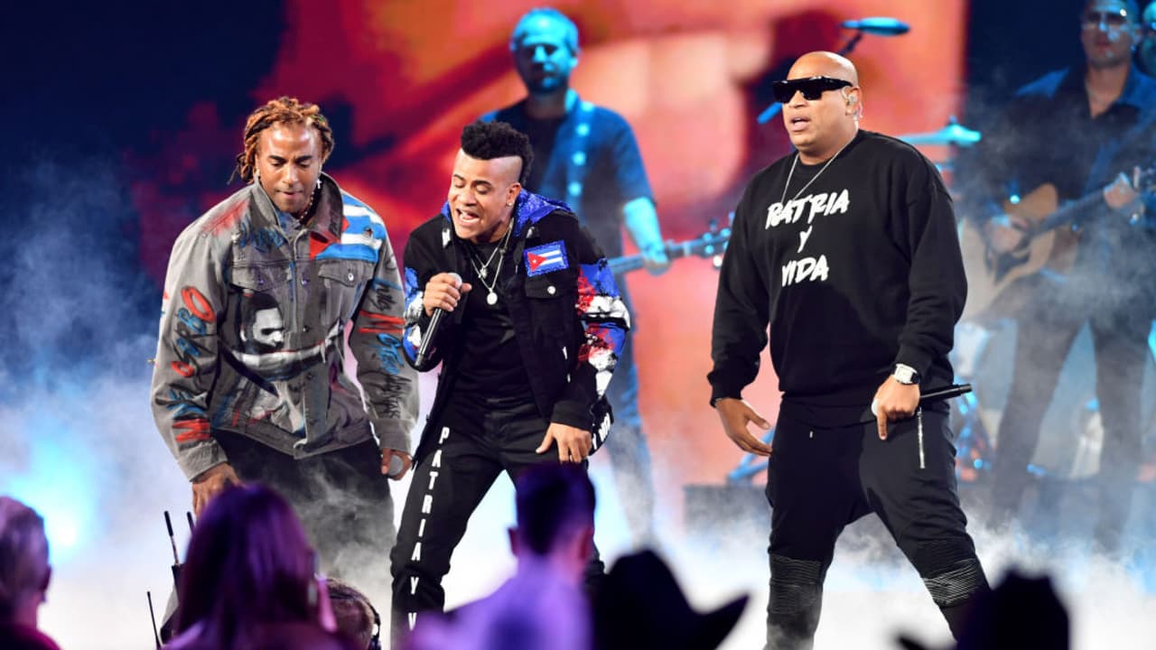 Clamando libertad para Cuba, varios artistas alzaron sus voces este jueves en Premios Juventud