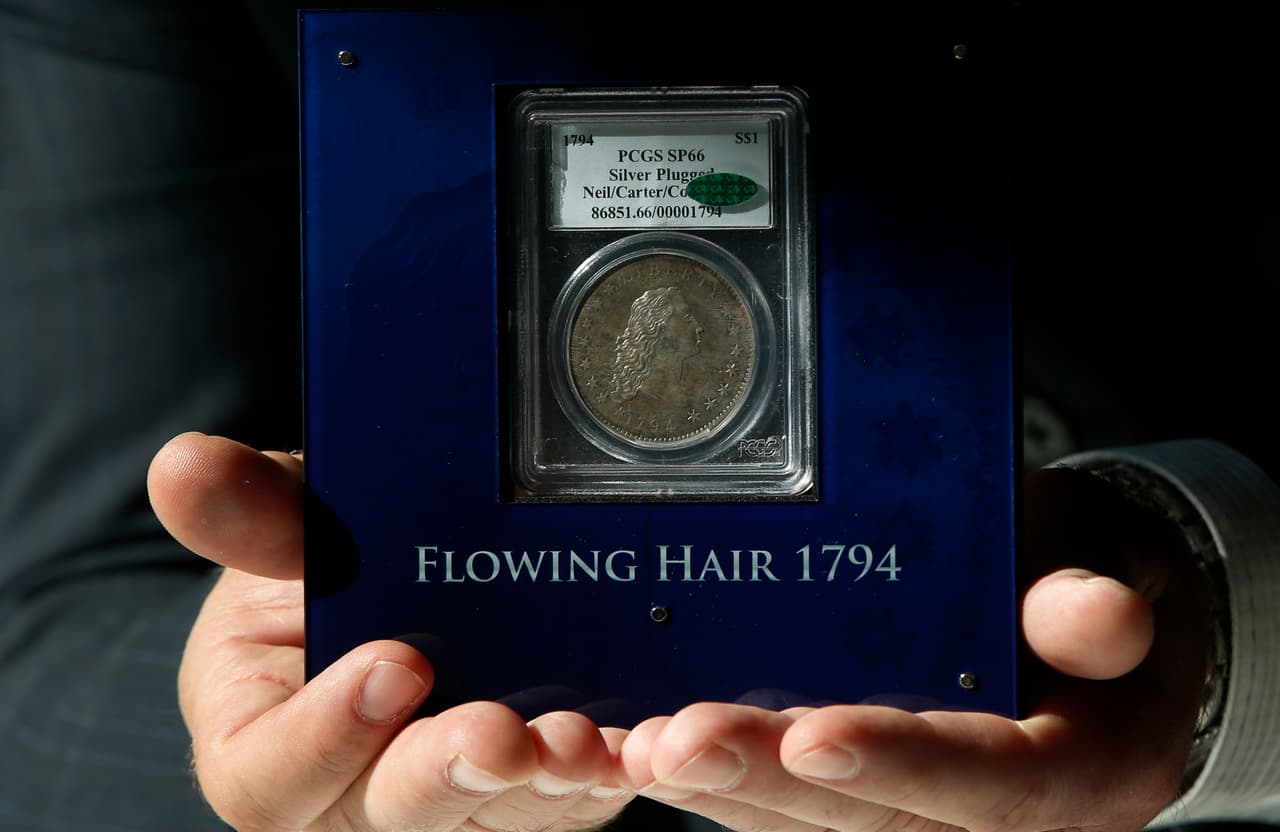 El empresario estadounidense 
<a href="https://www.pcgs.com/news/bruce-morelan-collection-to-be-displayed-at-pcgs-members-only-show" target="_blank">Bruce Morelan</a>, fue el último en comprar el 'dólar de plata de cabello que fluye', en una subasta en la cual pagó $10,016,875 en 2013.