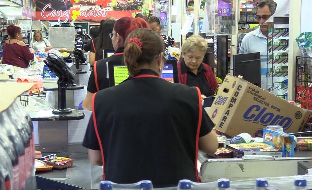 "Hay que hacer la compra para precaución de que no nos haga falta nada en la casa", dijo Marilyn de Moca.