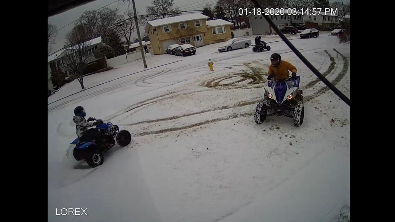 Buscan a sujetos captados en video destrozando césped con sus cuatriciclos en Long Island