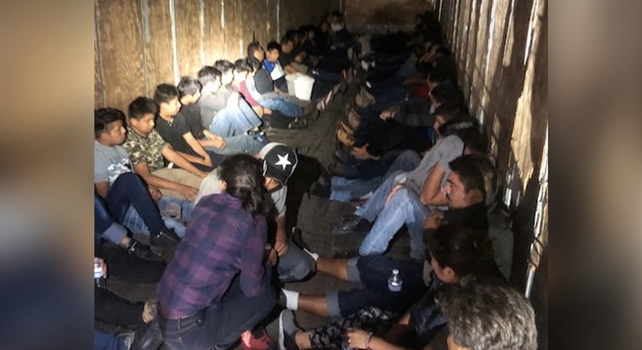 Descubren a 59 indocumentados en un camión de carga que intentaba cruzar por un puesto de control fronterizo