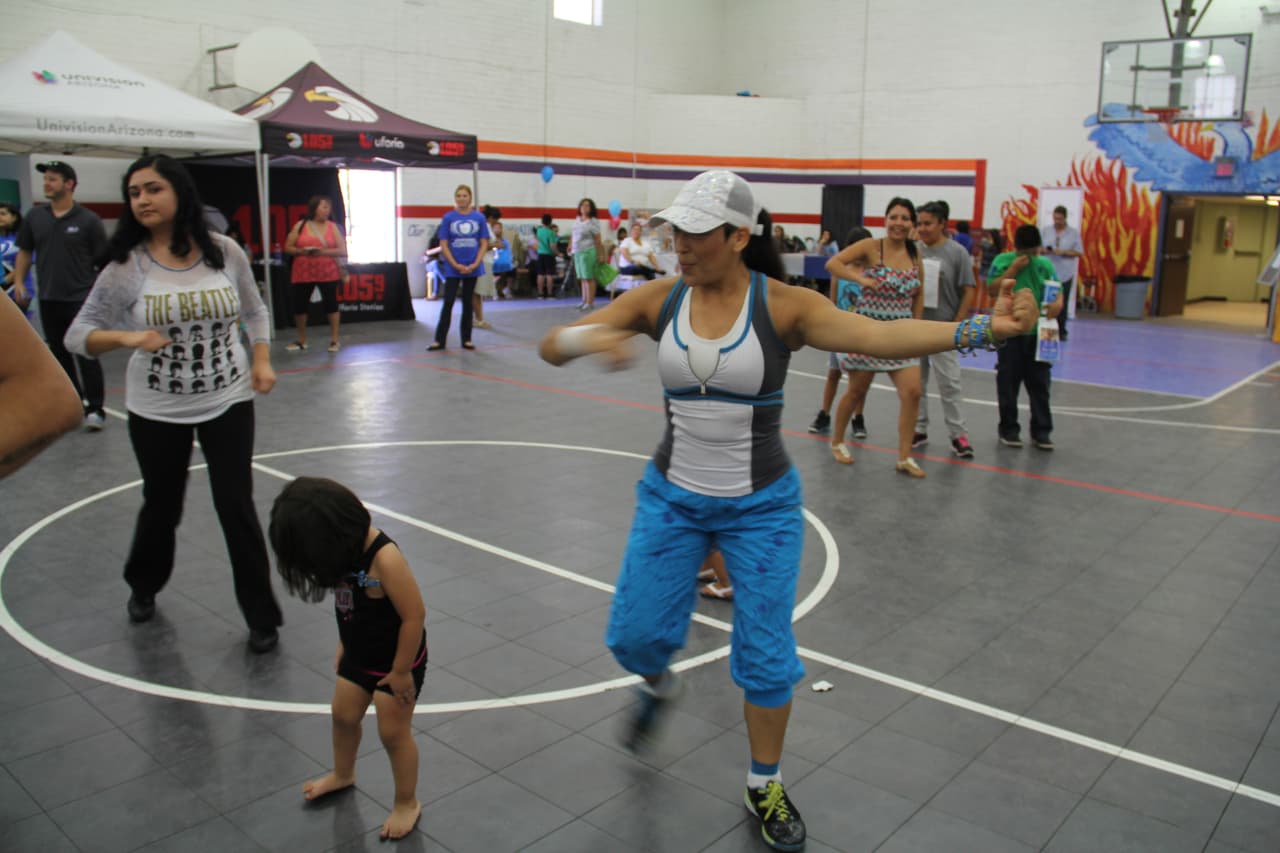 Unas 300 personas asistieron a la feria “Camino a la Salud’, donde se hicieron exámenes gratis, bailaron Zumba y conocieron a la carismática Cecilia Ramírez Harris de Primer Impacto.
