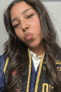 "Es la primera de la familia que se gradúa en este año. 
<b>Estoy emocionada como madre y orgullosa por su logro</b>, gracias a Dios", dice la imagen de Jasmin Acuña.