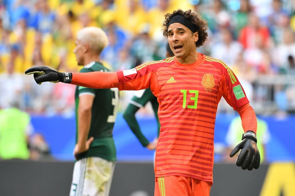 Guillermo Ochoa: el portero del Standard Liege llegaría a Qatar 22 de 36 años de edad, recordando que los guardametas son los más longevos en este deporte.