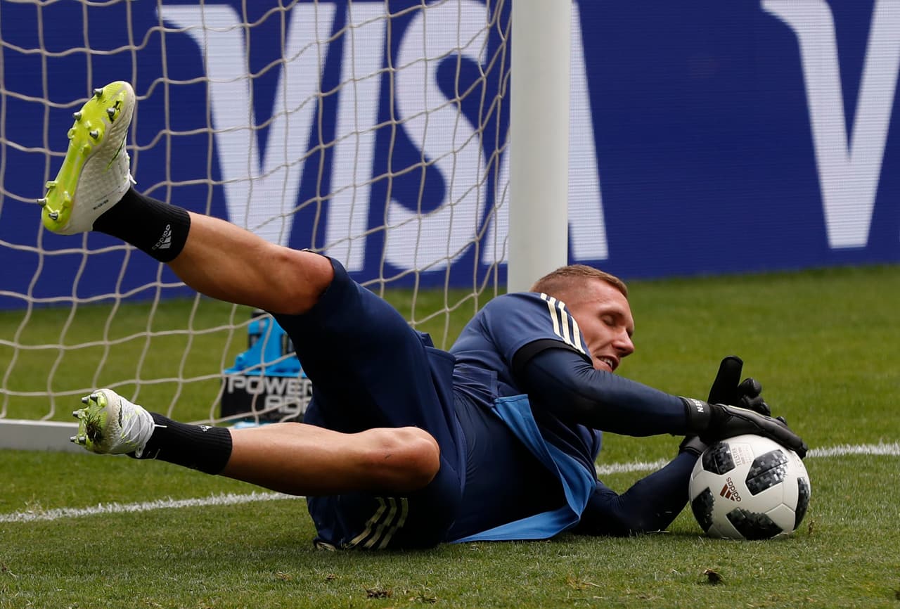 El guardameta sueco Robin Olsen, quien milita para el FC Copenague de la Liga de Dinamarca, se recuesta en el césped para atajar un balón en el entrenamiento final de su selección.