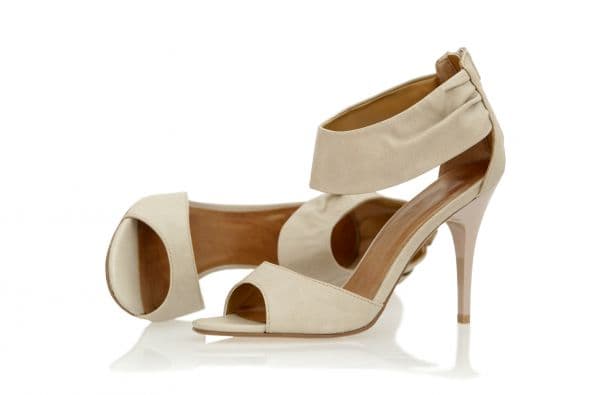 Sandalia romana. Logra un look inspirado en los antiguos romanos con este par que se caracteriza por atarse al pie o pierna con cuerdas cruzadas que pueden llegar al tobillo.