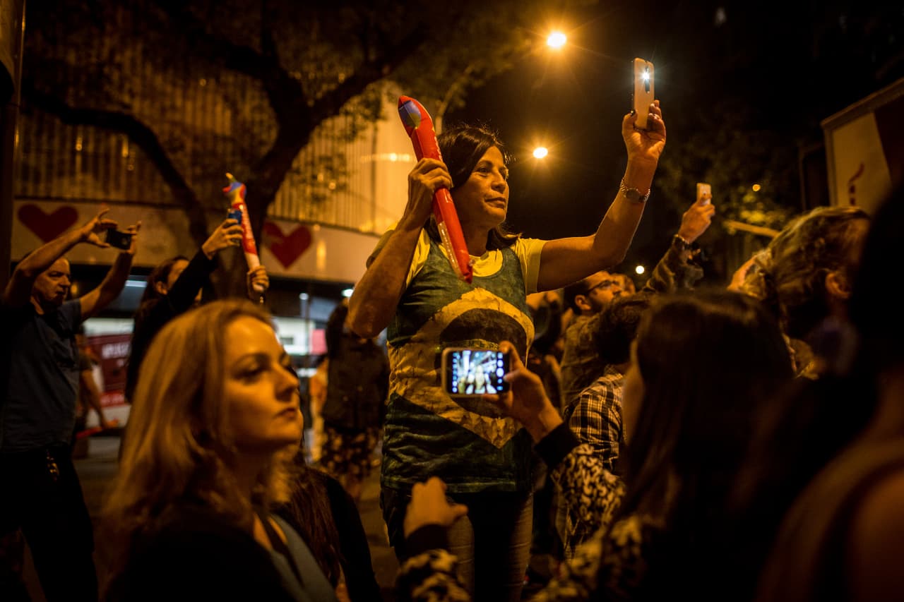 DOtros salieron a la calle a presenciar el paseo de la llama en paz.