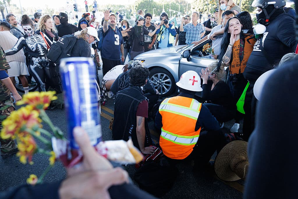 Las autoridades confirmaron que el manifestante se encontraba consciente en el momento del traslado y presentaba traumatismo visible en la parte inferior del cuerpo. Actualizaciones médicas preliminares indicaron lesiones que no ponían en riesgo su vida, incluyendo fracturas y abrasiones, aunque requirió cirugía.