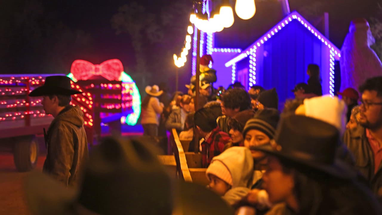 Cuando ya hayas recorrido las demás atracciones, puedes empezar a hacer la fila para el recorrido en carreta (remolque) sobre bloques de heno que te lleva a observar los alumbrados del parque. Prepárate para esperar entre 30-45 minutos antes de abordar el remolque.