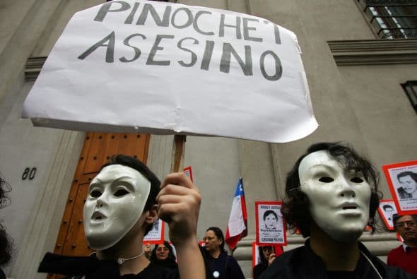 La gestión de Pinochet estuvo ensuciada por graves violaciones a los derechos humanos. En 1998 fue detenido en Londres y extraditado a España por delitos sobre la muerte de españoles durante su dictadura. Murió en 2006.