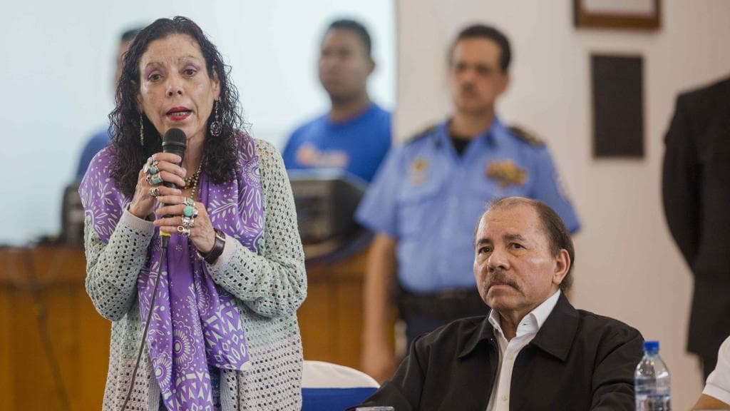 Daniel Ortega and Rosario Murillo listen to the criticisms of society in a session broadcast live by the media in an unprecedented national dialogue.