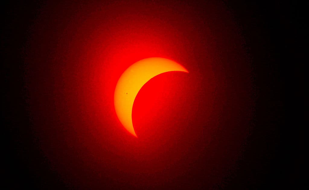 Millones de personas en territorio estadounidense fueron testigos este lunes 8 de abril del 
<b>eclipse solar total</b>, quedando en penumbras justo al entrar la tarde, como muestra esta imagen tomada 
<b><a href="https://www.univision.com/local/dallas-kuvn/eclipse-solar-total-2024-en-dallas-asi-fue-el-momento-de-oscuridad-total-en-el-metroplex-video" target="_blank">en Dallas, Texas</a></b>.